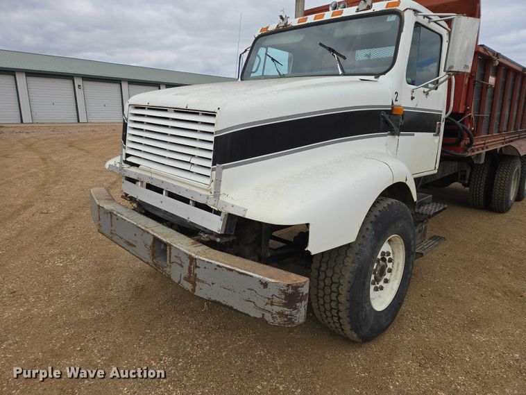 image for item ER1525 1991 International 8200 manure spreader truck
