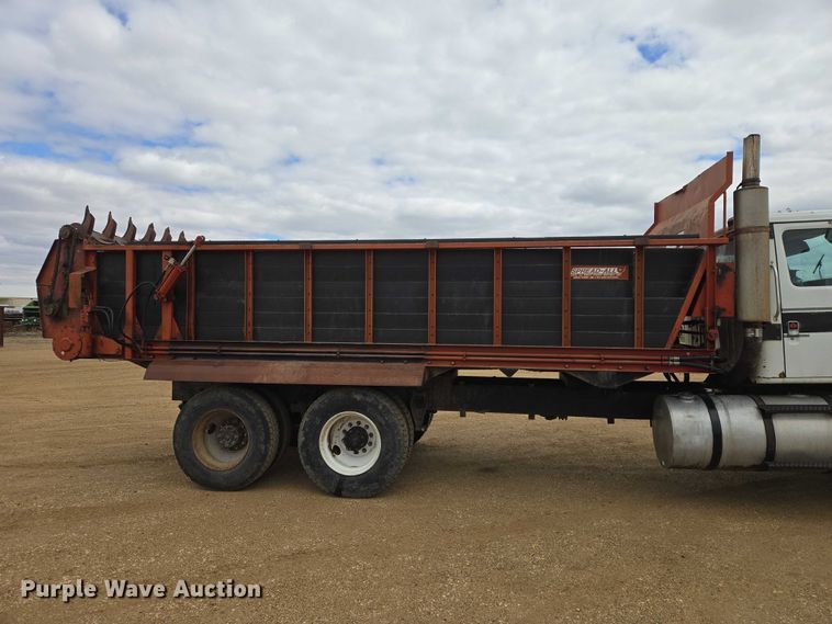image for item ER1525 1991 International 8200 manure spreader truck