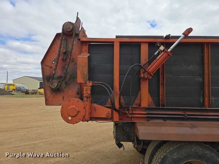 image for item ER1525 1991 International 8200 manure spreader truck