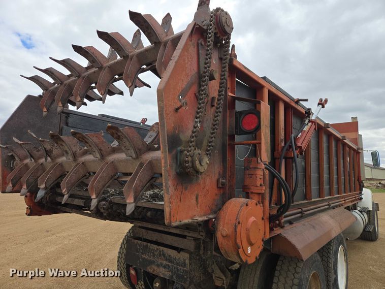 image for item ER1525 1991 International 8200 manure spreader truck