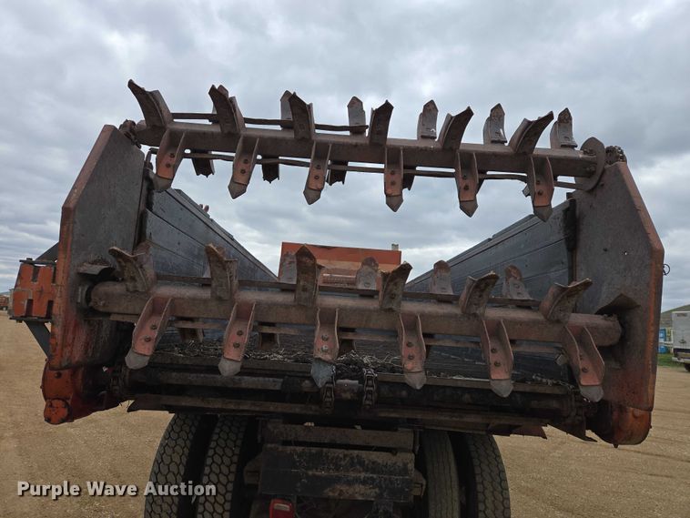 image for item ER1525 1991 International 8200 manure spreader truck