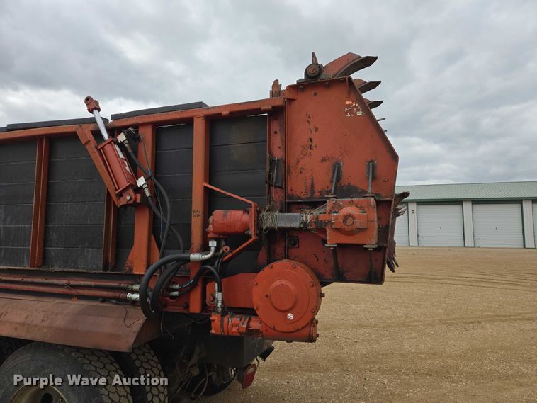 image for item ER1525 1991 International 8200 manure spreader truck