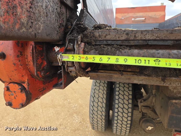 image for item ER1525 1991 International 8200 manure spreader truck