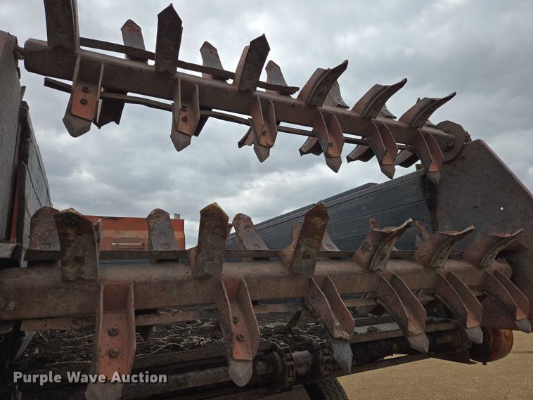 image for item ER1525 1991 International 8200 manure spreader truck