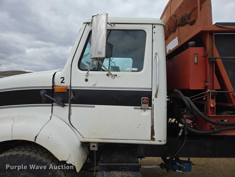 image for item ER1525 1991 International 8200 manure spreader truck