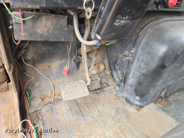image for item ER1525 1991 International 8200 manure spreader truck