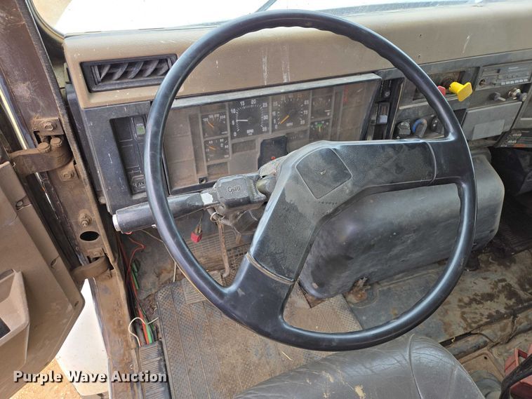 image for item ER1525 1991 International 8200 manure spreader truck