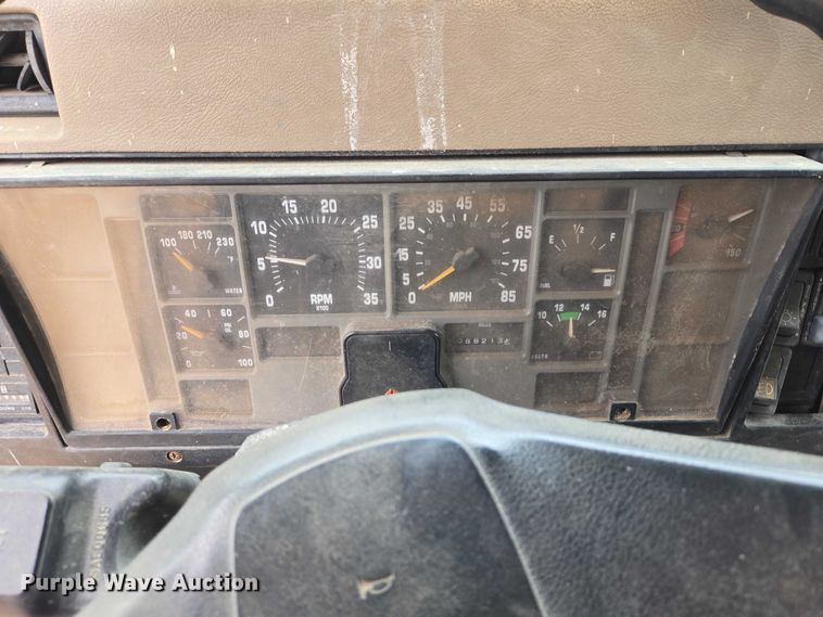 image for item ER1525 1991 International 8200 manure spreader truck