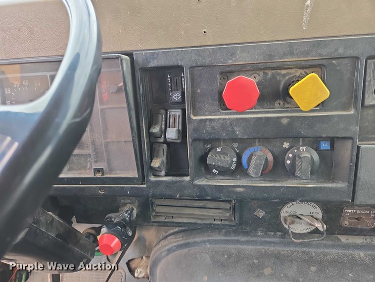 image for item ER1525 1991 International 8200 manure spreader truck