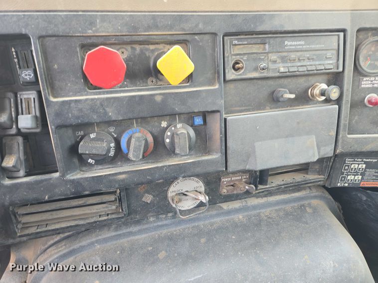 image for item ER1525 1991 International 8200 manure spreader truck