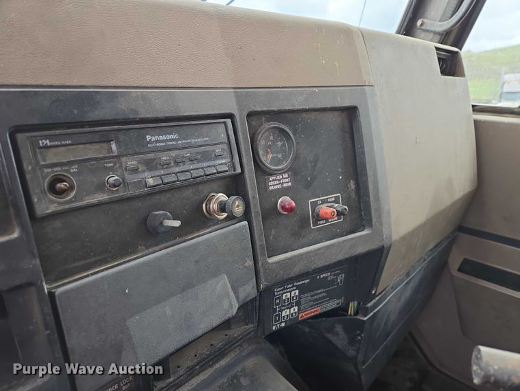 image for item ER1525 1991 International 8200 manure spreader truck