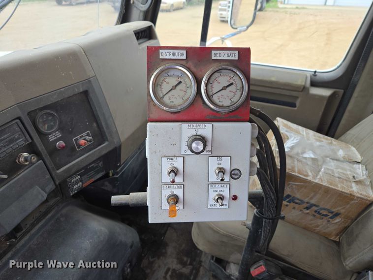 image for item ER1525 1991 International 8200 manure spreader truck