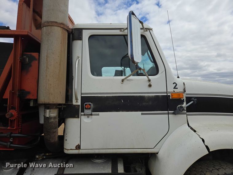 image for item ER1525 1991 International 8200 manure spreader truck