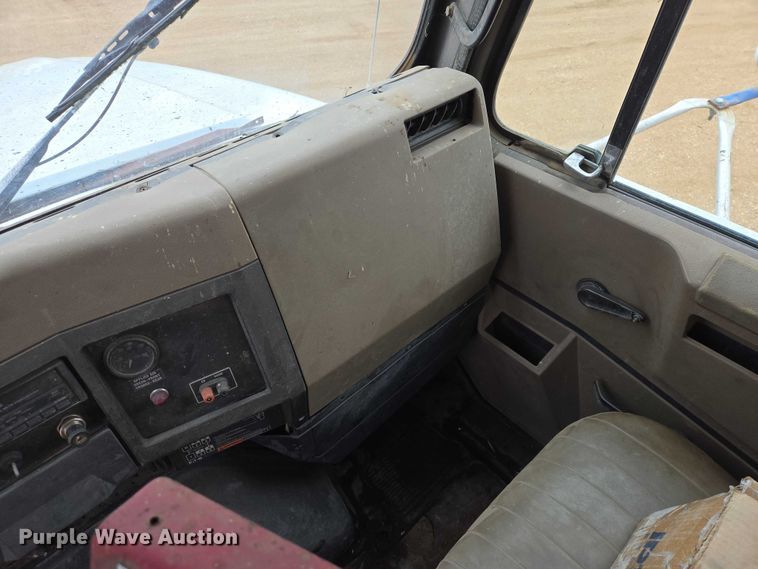 image for item ER1525 1991 International 8200 manure spreader truck