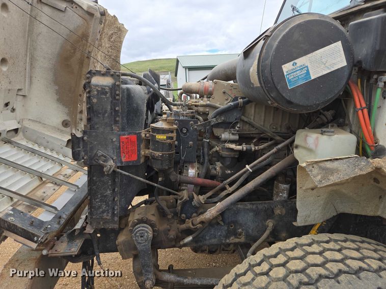image for item ER1525 1991 International 8200 manure spreader truck