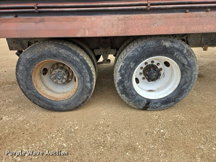 image for item ER1525 1991 International 8200 manure spreader truck