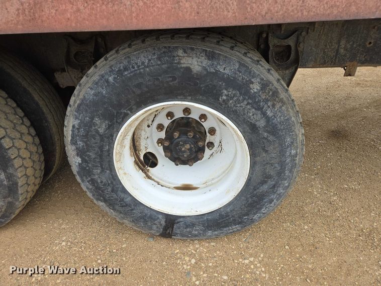 image for item ER1525 1991 International 8200 manure spreader truck