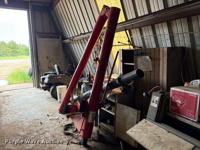 image for item ES8985 Wheatheart DF614 tailgate mounted grain auger
