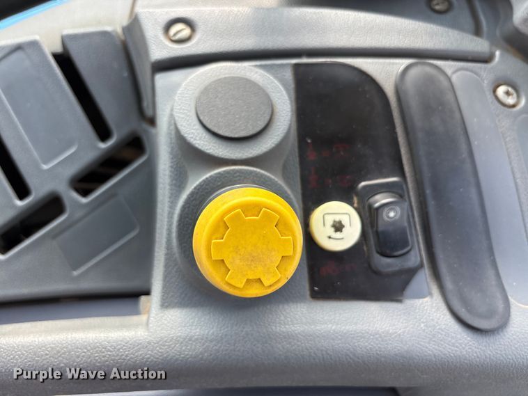 image for item EU5596 2004 New Holland TS125A tractor
