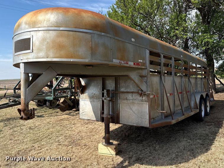 image for item EW4507 1972 BullMobile livestock trailer