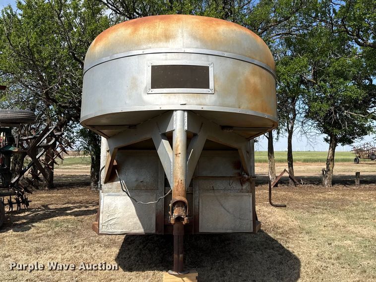 image for item EW4507 1972 BullMobile livestock trailer