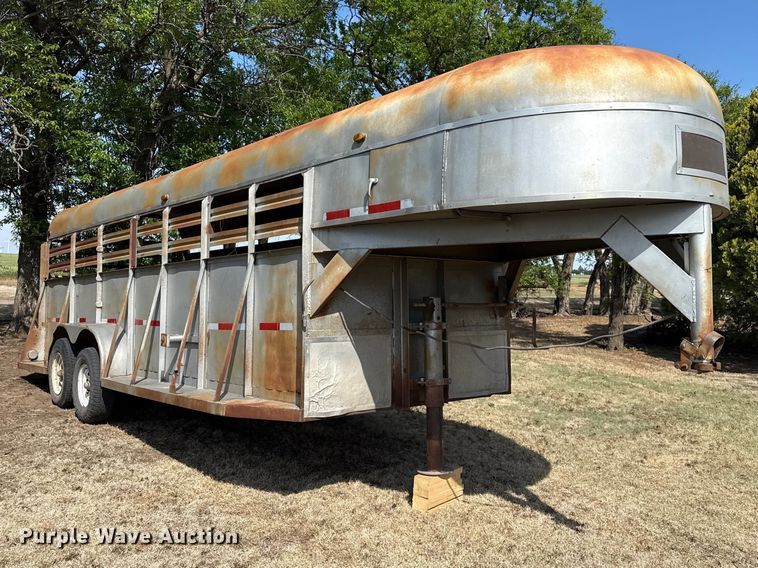 image for item EW4507 1972 BullMobile livestock trailer
