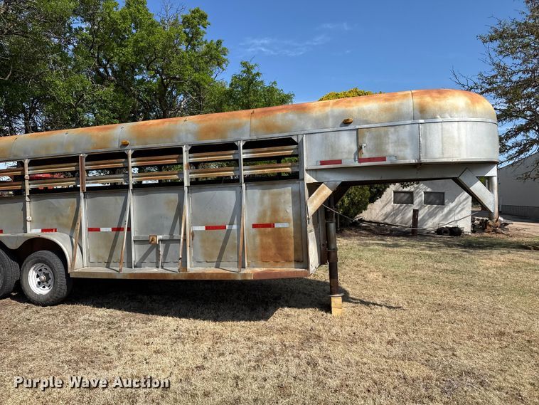 image for item EW4507 1972 BullMobile livestock trailer