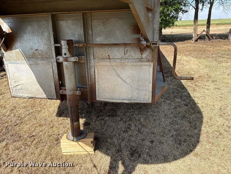 image for item EW4507 1972 BullMobile livestock trailer