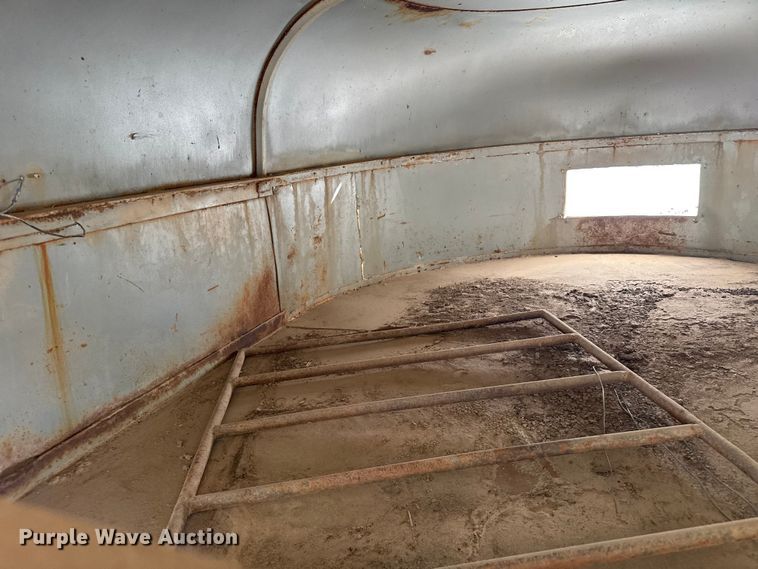 image for item EW4507 1972 BullMobile livestock trailer