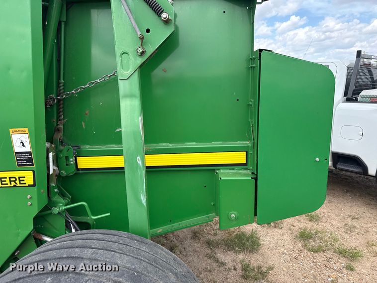 image for item EW4513 2012 John Deere 569  round baler