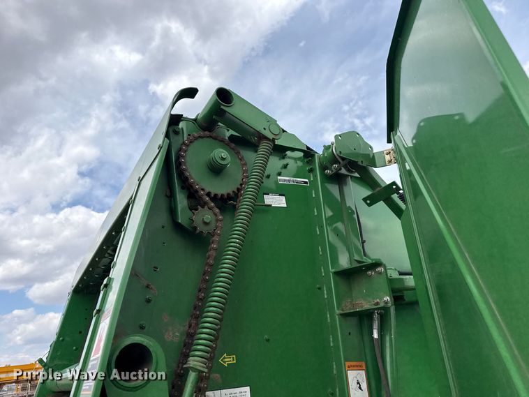 image for item EW4513 2012 John Deere 569  round baler