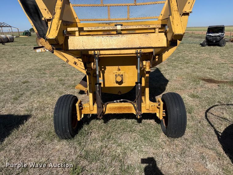 image for item EW4572 1999 Vermeer BP6800 bale processor