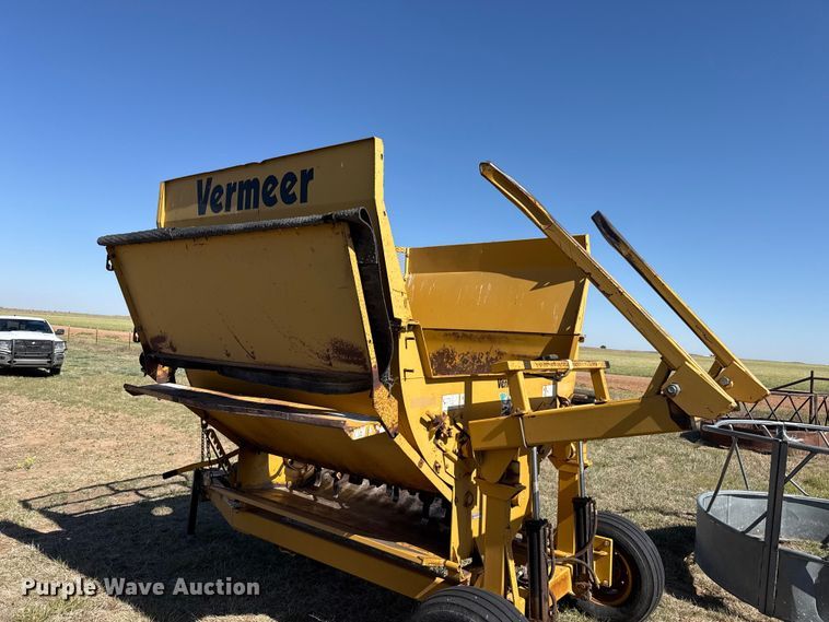 image for item EW4572 1999 Vermeer BP6800 bale processor