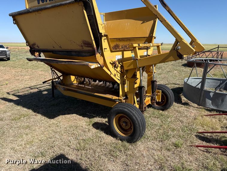 image for item EW4572 1999 Vermeer BP6800 bale processor