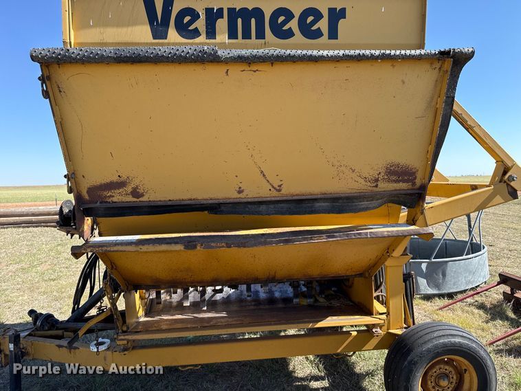image for item EW4572 1999 Vermeer BP6800 bale processor