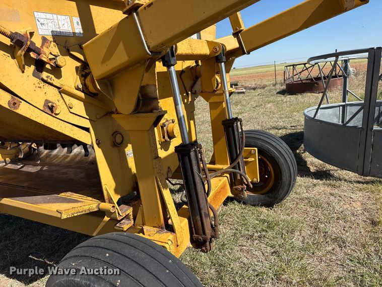 image for item EW4572 1999 Vermeer BP6800 bale processor
