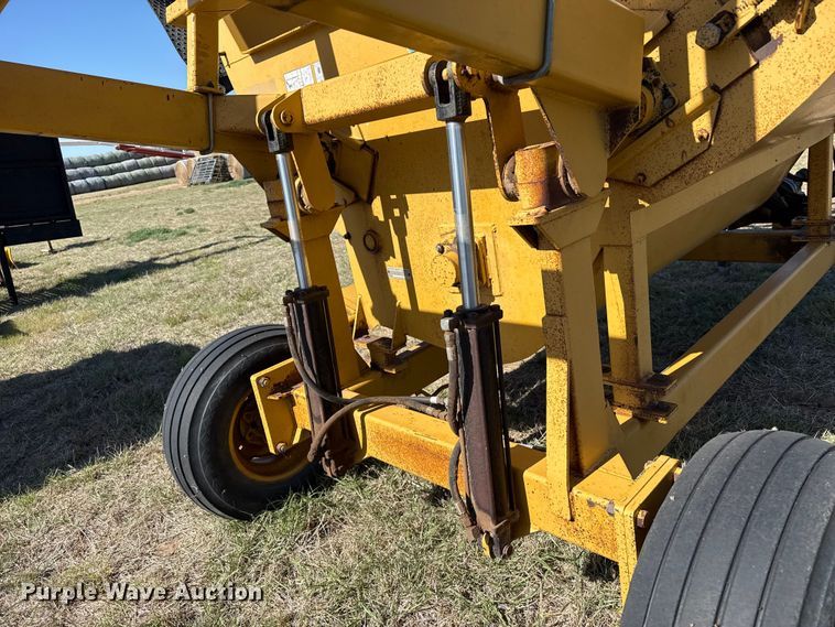 image for item EW4572 1999 Vermeer BP6800 bale processor