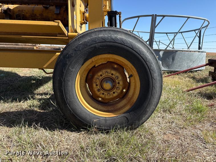 image for item EW4572 1999 Vermeer BP6800 bale processor