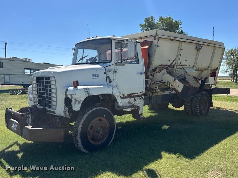 image for item FB7383 1975 Ford 800 feed mixer truck