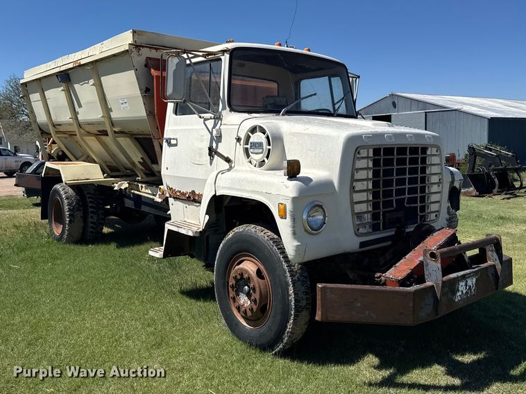 image for item FB7383 1975 Ford 800 feed mixer truck