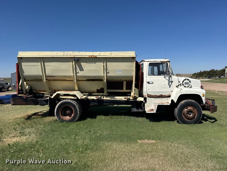 image for item FB7383 1975 Ford 800 feed mixer truck