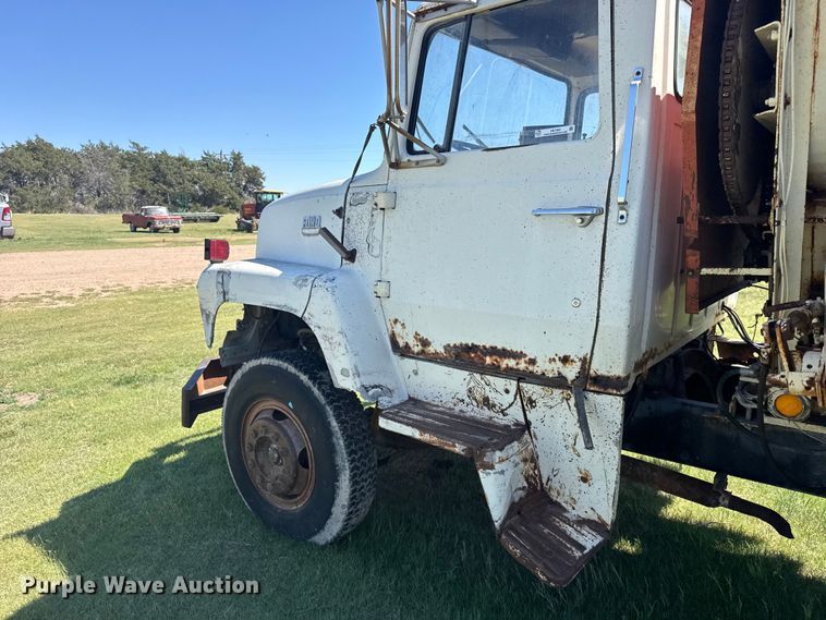 image for item FB7383 1975 Ford 800 feed mixer truck