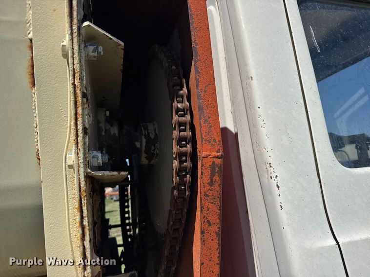 image for item FB7383 1975 Ford 800 feed mixer truck