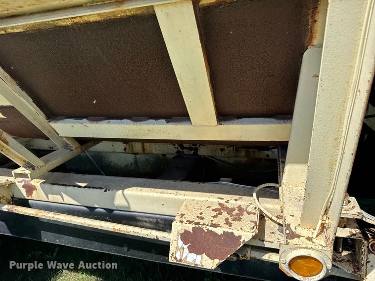 image for item FB7383 1975 Ford 800 feed mixer truck