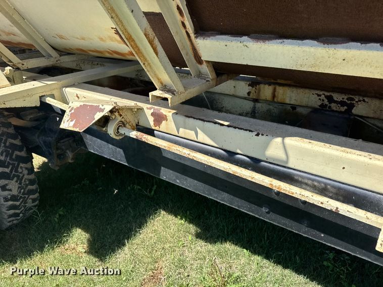 image for item FB7383 1975 Ford 800 feed mixer truck