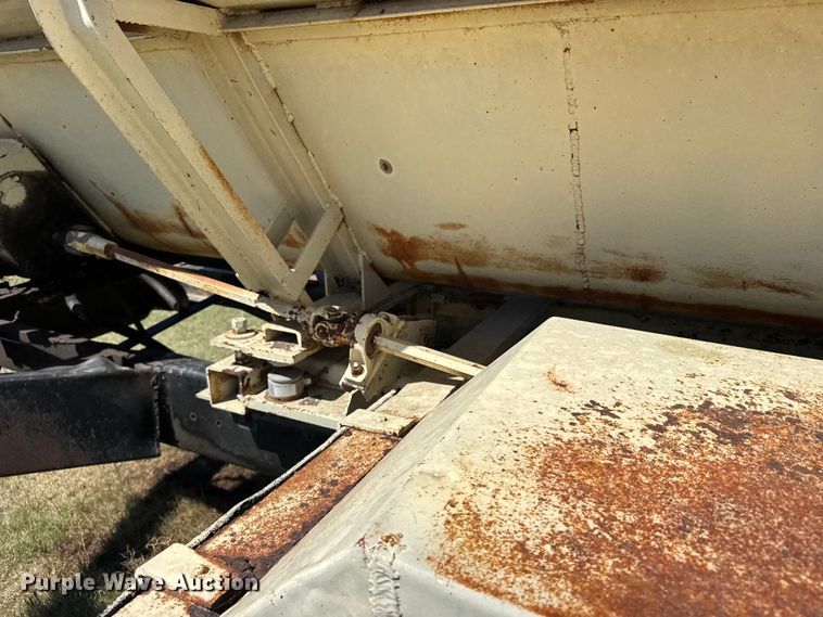 image for item FB7383 1975 Ford 800 feed mixer truck