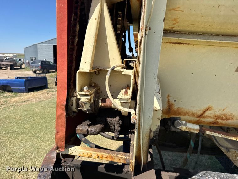 image for item FB7383 1975 Ford 800 feed mixer truck