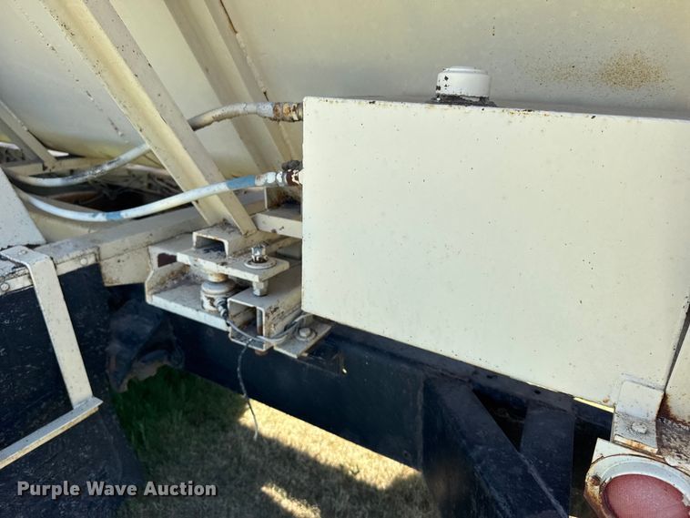 image for item FB7383 1975 Ford 800 feed mixer truck