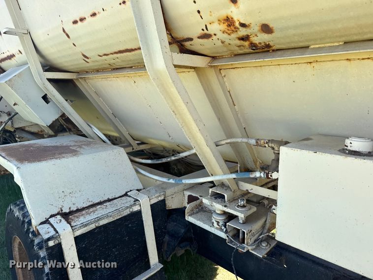 image for item FB7383 1975 Ford 800 feed mixer truck