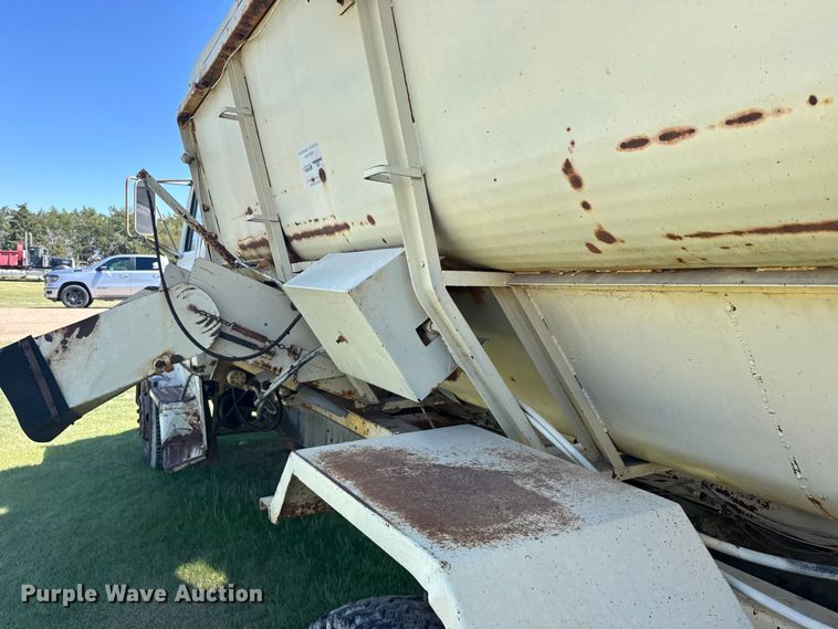 image for item FB7383 1975 Ford 800 feed mixer truck